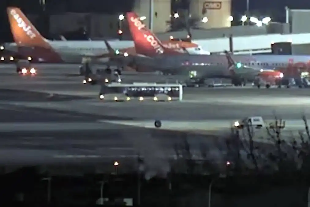 VIDEO: Runaway airplane tyre causes stir at Lanzarote Airport