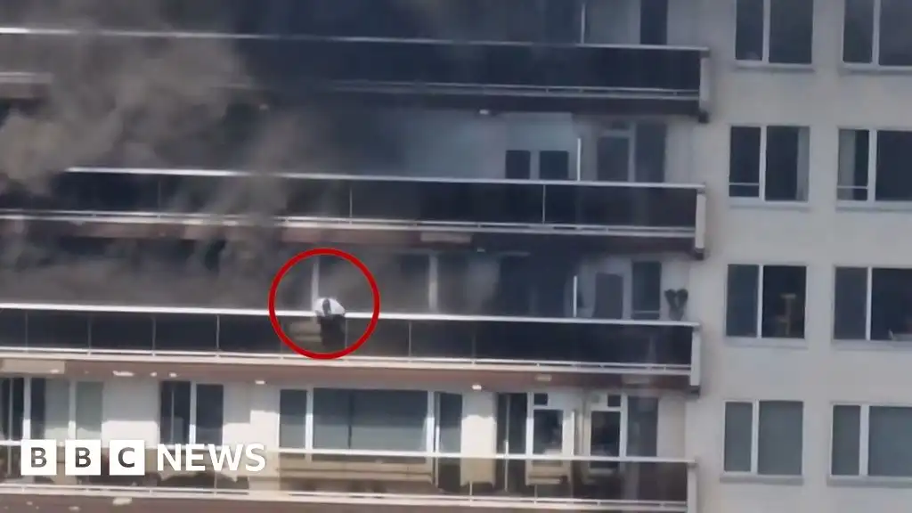Video shows man clambering from balcony during Antwerp fire