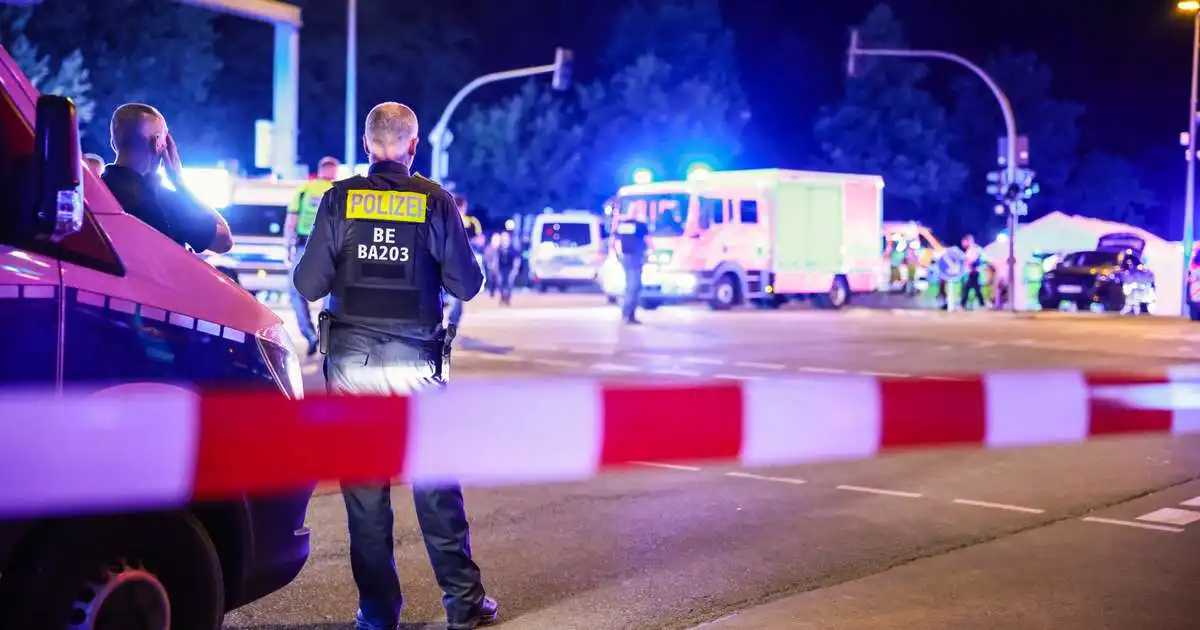 Víðtæk leit stendur yfir að manni sem ók inn í hóp fólks við gleðigönguna í Berlín