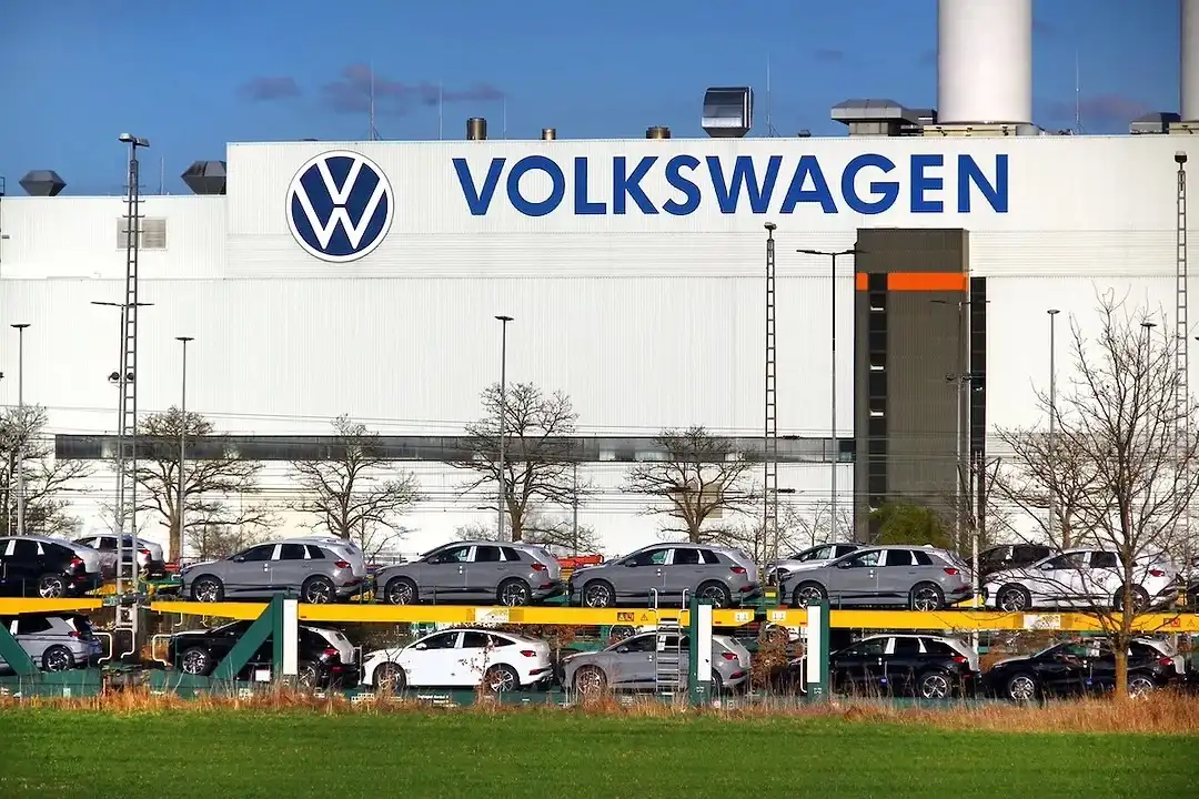 Volkswagen íhugar að fækka störfum um 100.000