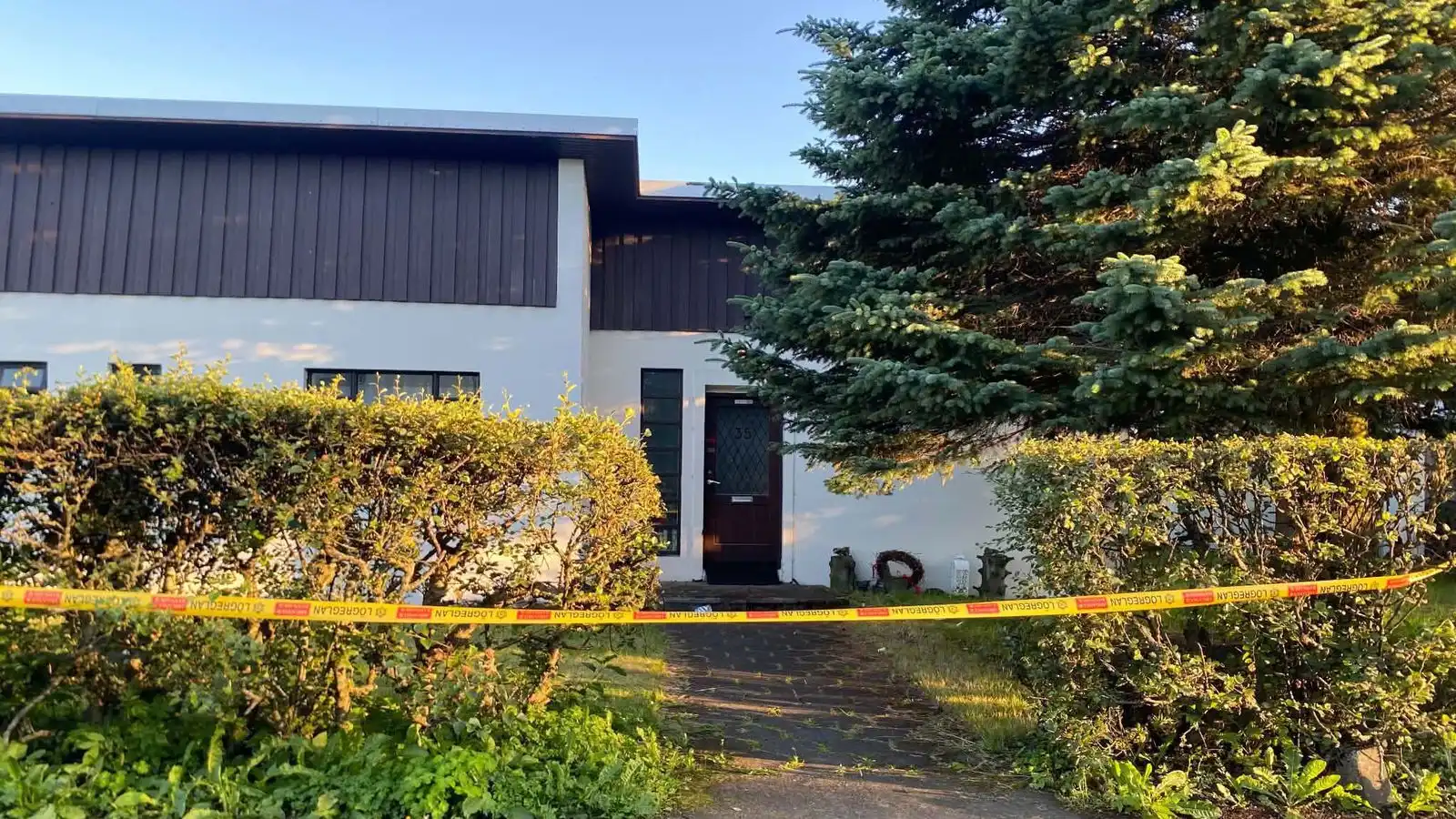 Voru á Ís­landi þegar maðurinn var drepinn - Vísir