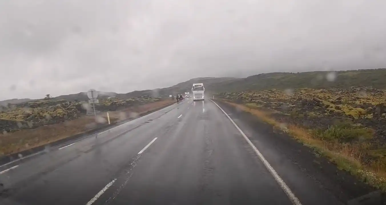 Vörubíll fór yfir á rangan vegarhelming í framúrakstri – Ökumaður fólksbíls rétt náði að stöðva