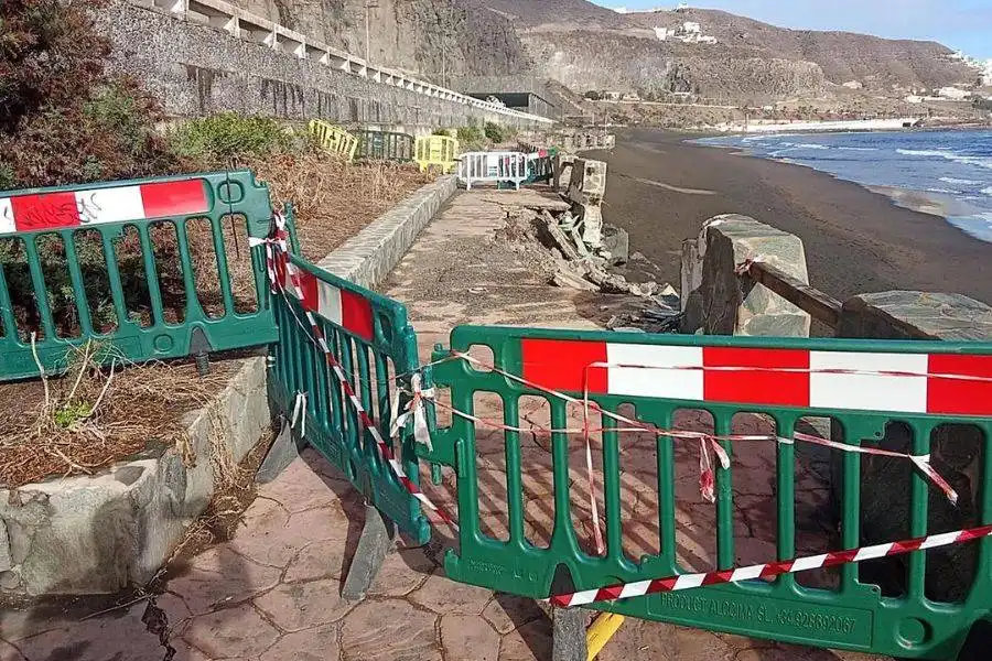Wall collapses onto popular beach in Gran Canaria