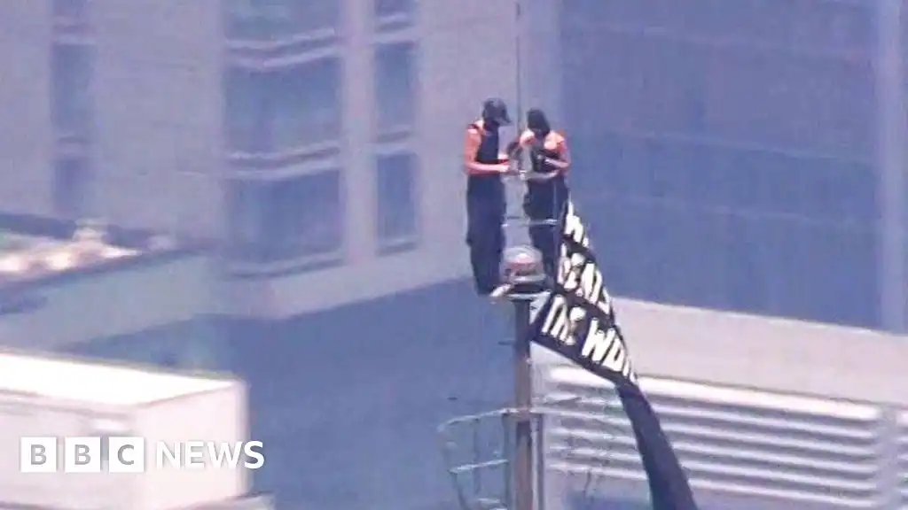 Watch: Two people climb on top of Empire State Building