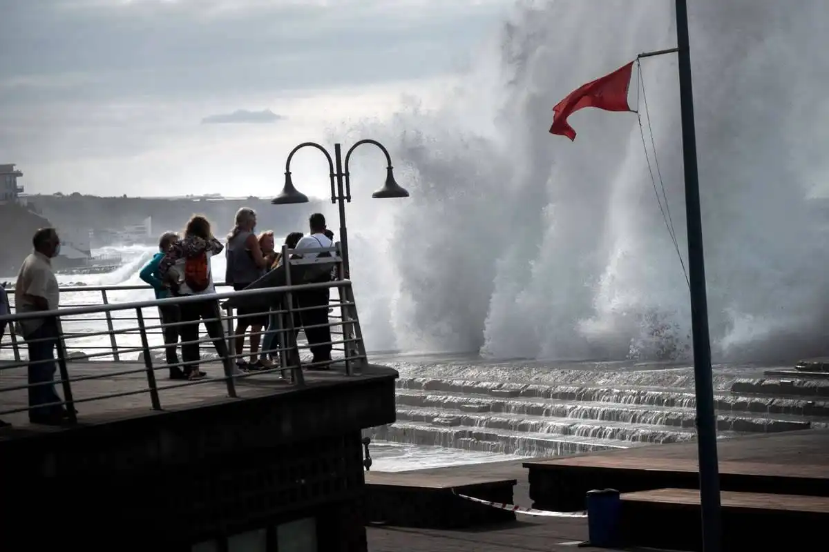 Weather warnings issued for five Canary Islands as rough seas move in