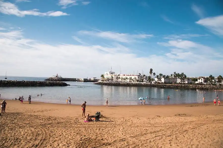 WEDNESDAY WEATHER: Warm temperatures continue across the Canary Islands as winds ease