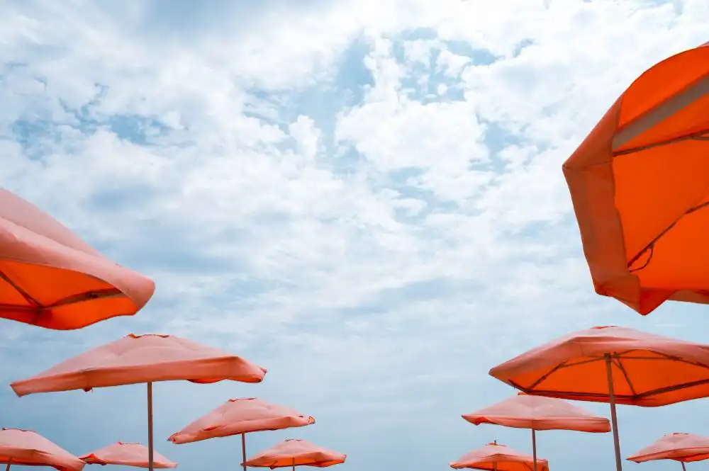 Where is it forecast to rain in the Canary Islands this Monday?