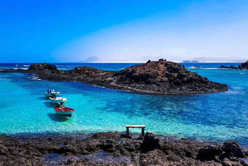 Where the Beach Ends: The Canaries through the eyes of those who set to sea