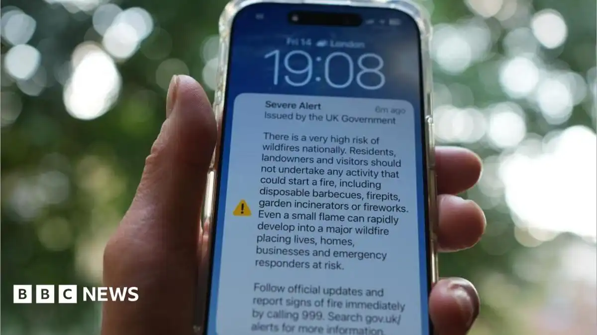 Wildfires: Phone alert was 'entirely appropriate', government says