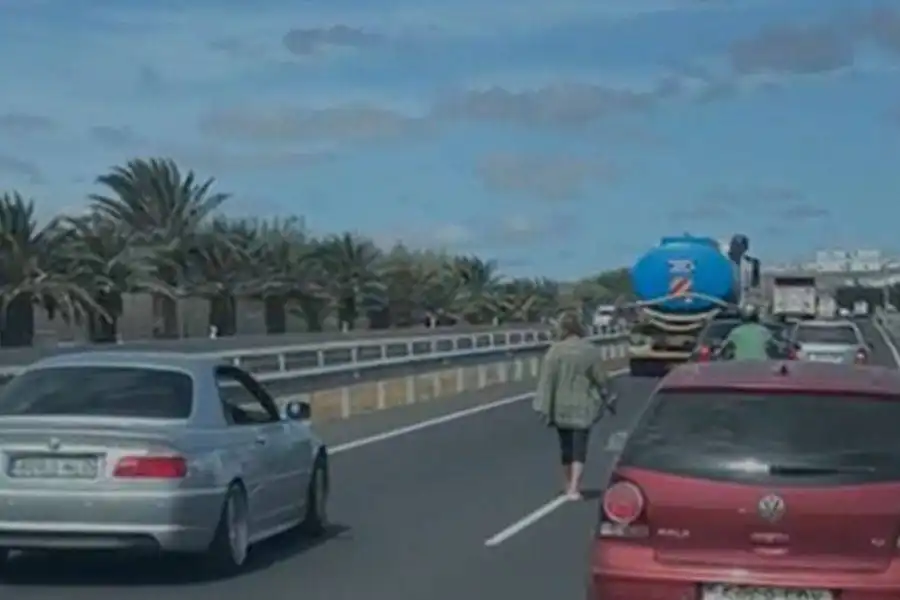 Woman filmed walking down middle of motorway near Lanzarote Airport