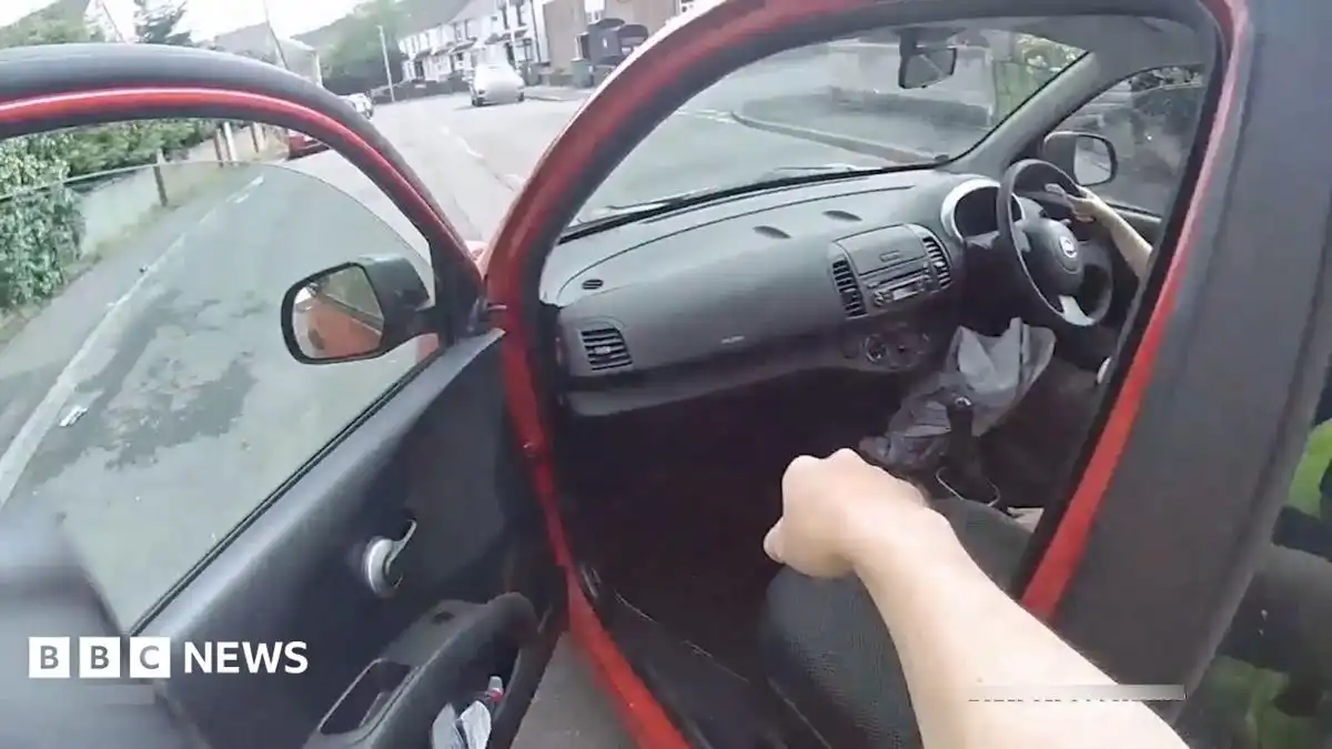 Woman gives police officer a lift in Nissan Micra while chasing man