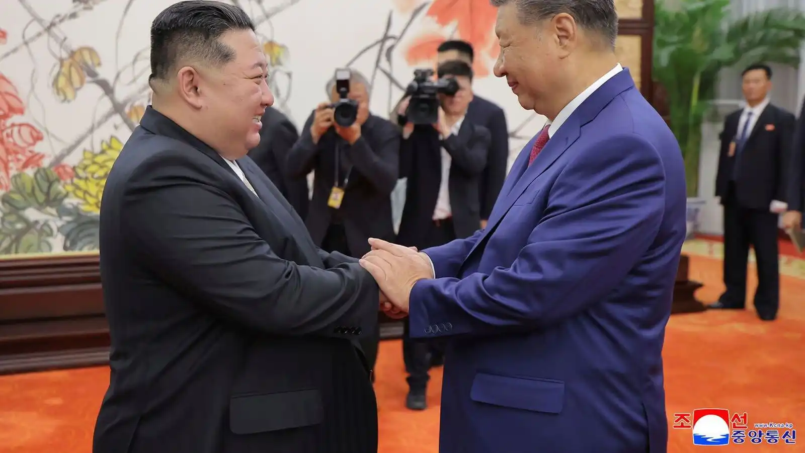 Xi í heim­sókn hjá Kim: Í keppni við Pútín um á­hrif í Pyongyang - Vísir