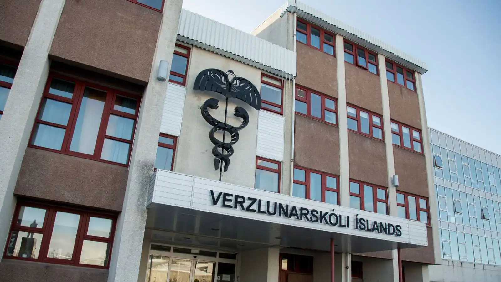 Yfir hundrað ó­boðnir gestir í stúdents­veislu - Vísir