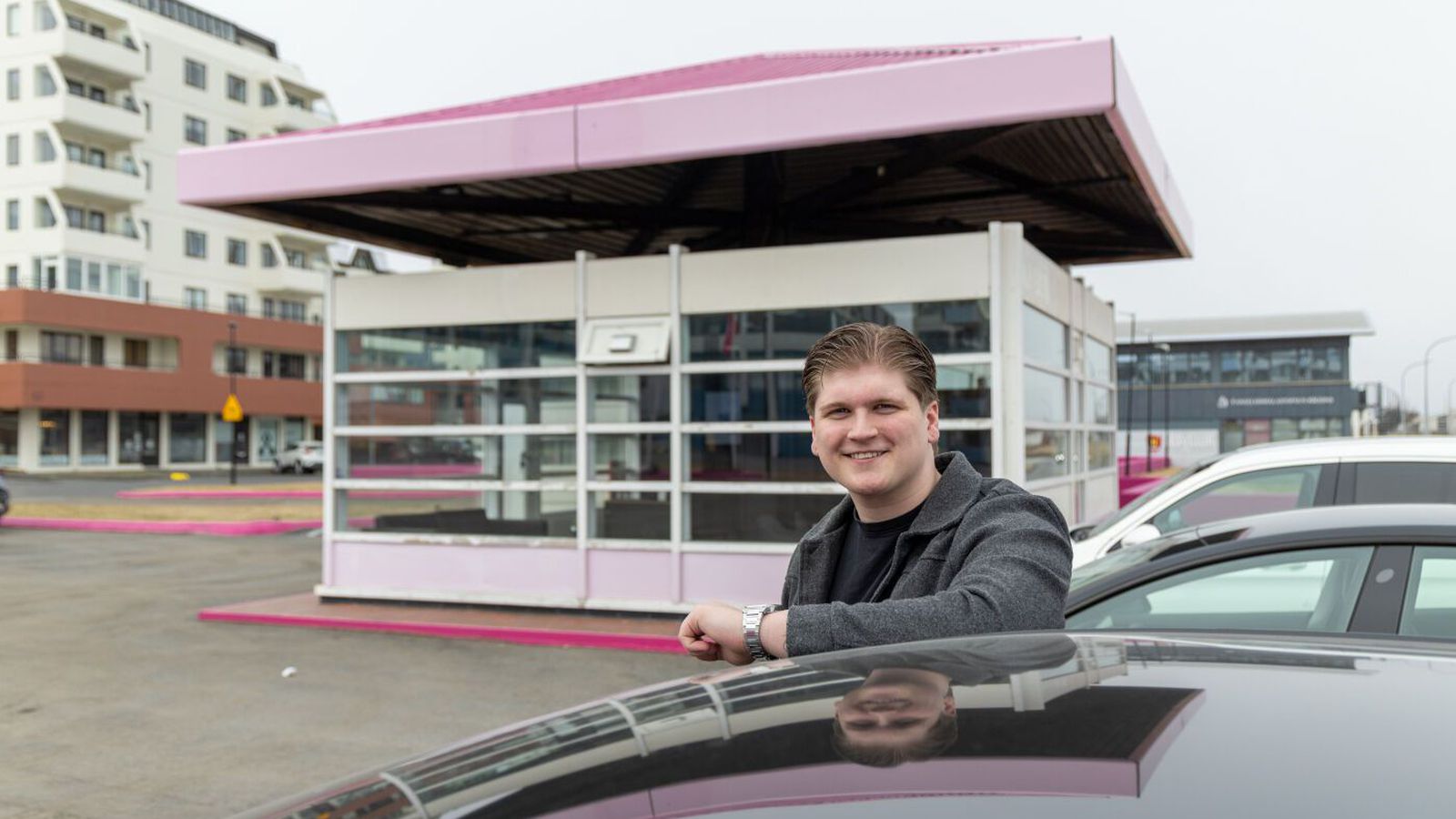 Yngsti bíla­sali landsins á láns­bíl frá mömmu - Vísir