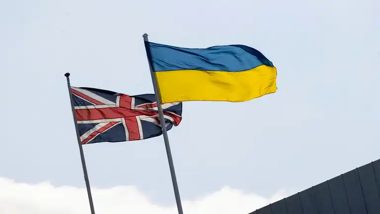 Zelensky hótar Farage við vegna úkraínu-fána í Bretlandi